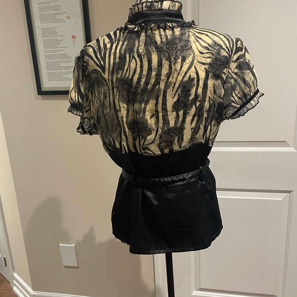 Gorgeous two tone blouse with ruffled front and sleeves - Picture 3 of 4